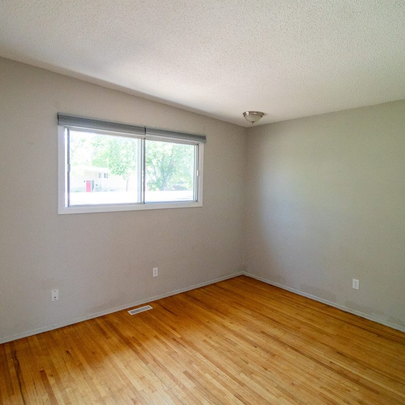 19-dalton-bay-nw-upstairs-bdrm-1-2048x1365.jpg